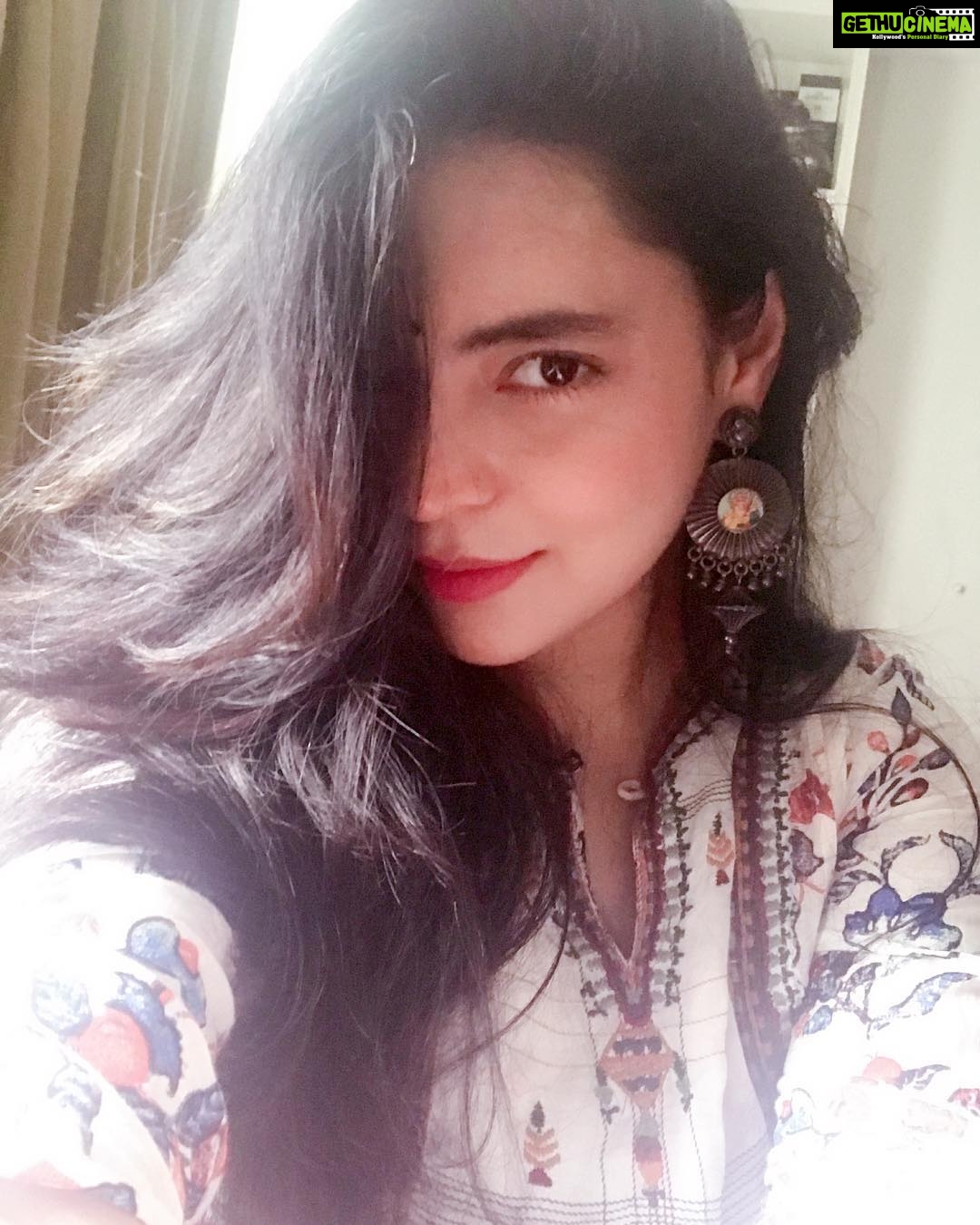 Shweta Bhardwaj Instagram - 💇💇💇💇💇#what to do cut them or not 🙈
