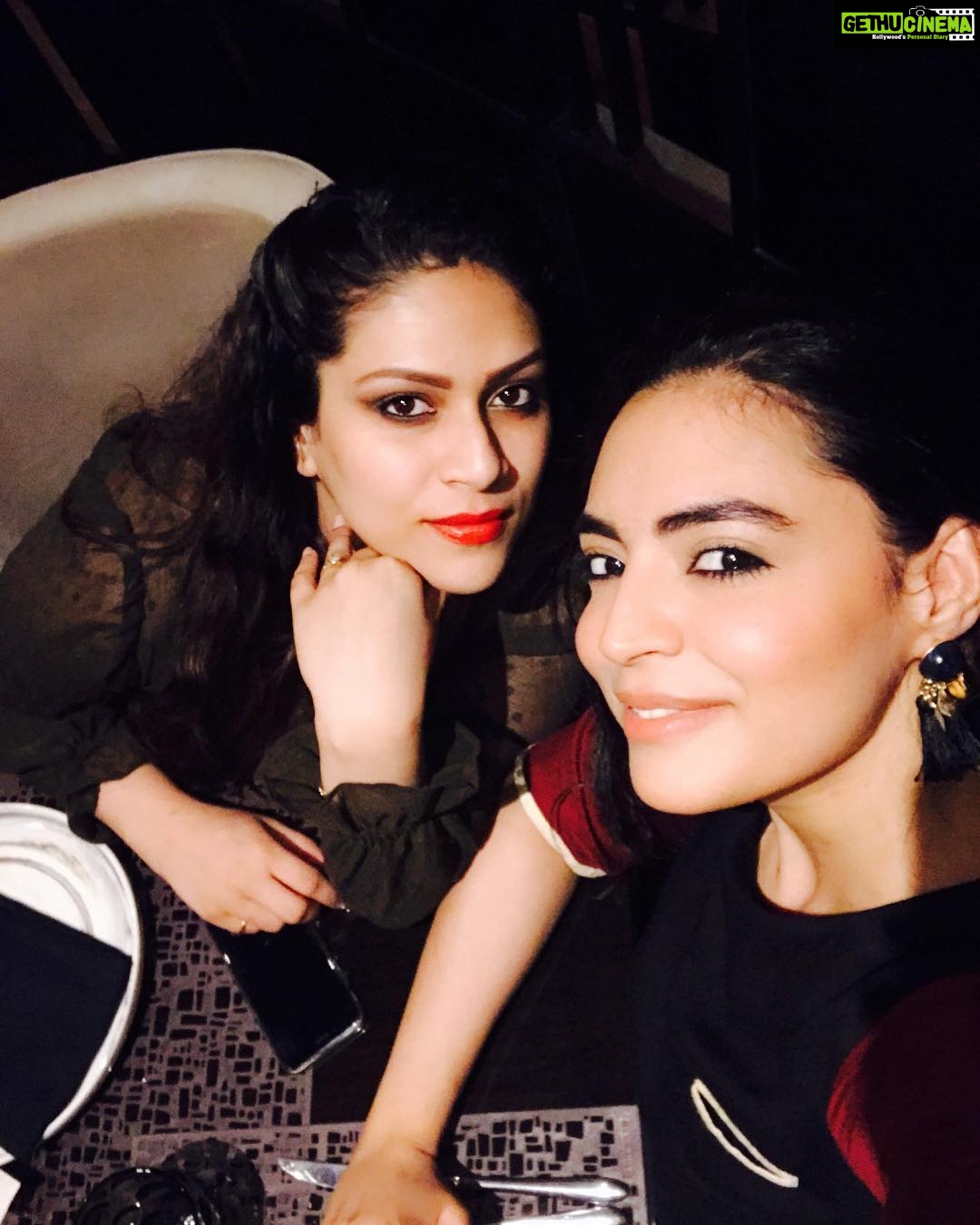 Shweta Bhardwaj Instagram - #yetagain #veg #sushi #time @sneha_dw and me #jwmarriott