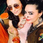 Shweta Bhardwaj Instagram - #here we are #delhi with me @roshnichopra @deeya09 #mehndi #greatindianwedding
