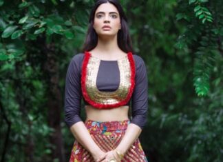 Shweta Bhardwaj Instagram - In @roshnichopradesign calling the #rain #rain come fast