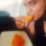 Shweta Bhardwaj Instagram - My #fist #mango for2016 #love it #selfie toh banti hai #mangoes are here yaaaaaaaa