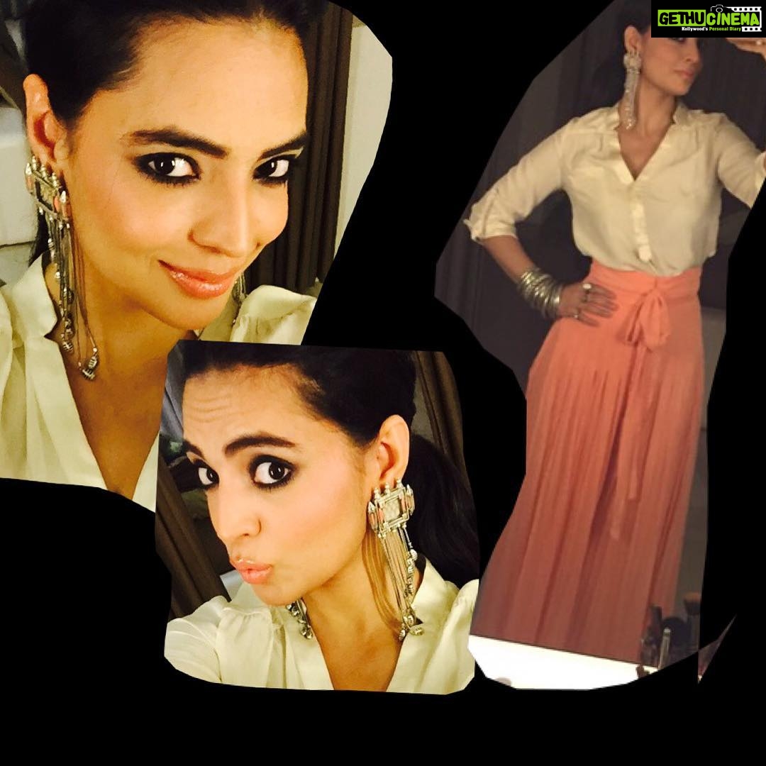 Shweta Bhardwaj Instagram - @dineshmalkani #look with @amrapalijewels earrings