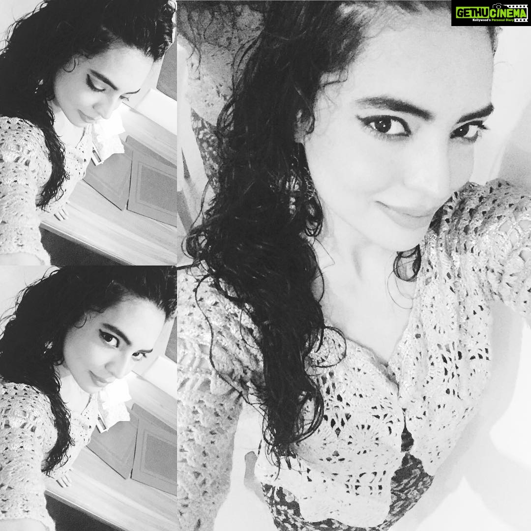 Shweta Bhardwaj Instagram - #exercise to build up your arm strength #selfie le le re