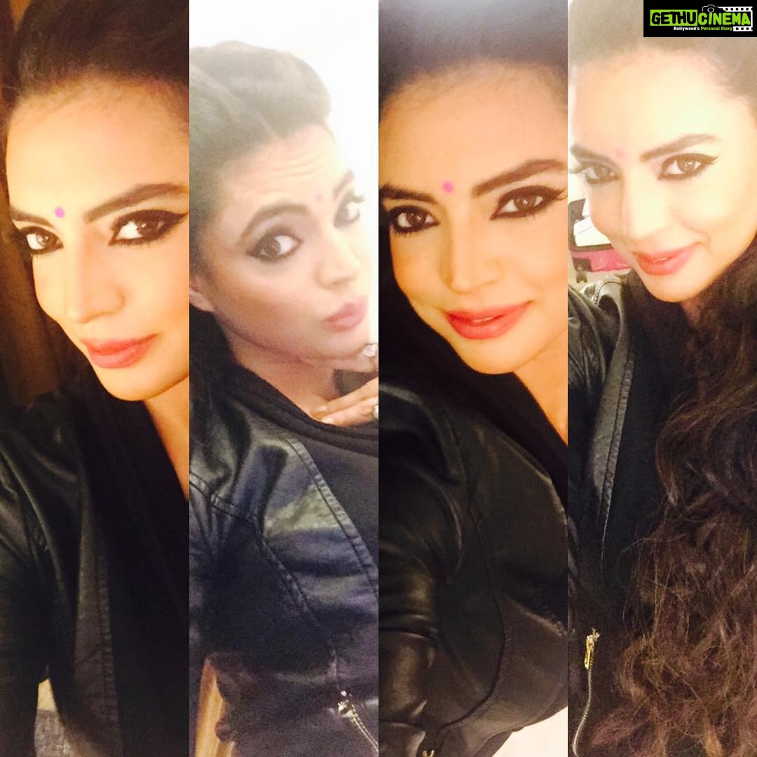Shweta Bhardwaj Instagram - #delhi #show #back stage selfies #make up by @makeup_anishabhowmik @anishabhowmik