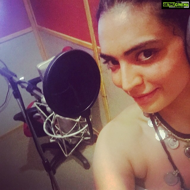 Shweta Bhardwaj Instagram - #dubbing #six -x #tonsils offff
