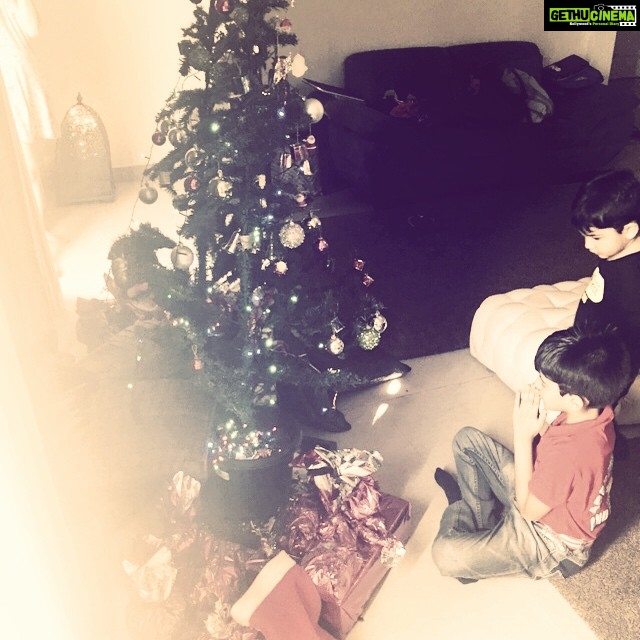 Shweta Bhardwaj Instagram - #addu #aarush #make a wish from the #christmastree gift will trun into what thy wash for