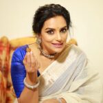 Shweta Menon Instagram - @marayoorgold #SupportSmallBusiness_ShwethaMenon 𝗠𝗮𝗿𝗮𝘆𝗼𝗼𝗿 𝗚𝗼𝗹𝗱 𝗝𝗮𝗴𝗴𝗲𝗿𝘆 - മറയൂർ ശർക്കര - Fourth video from the Support Small Business Series Please support small businesses around you 🙏🏼 Much love, Shwetha Menon #shwethamenon MUA @sijanmakeupartist Stylist @sabarinathk_ Saree @khajuraho_boutique_ Jewellery @mayoorajewels_by_archana #SupportSmallBusiness #supportsmallbusinesses #ShwethaMenon #marayoorjaggery #marayoorjagerry #marayoor Marayoor
