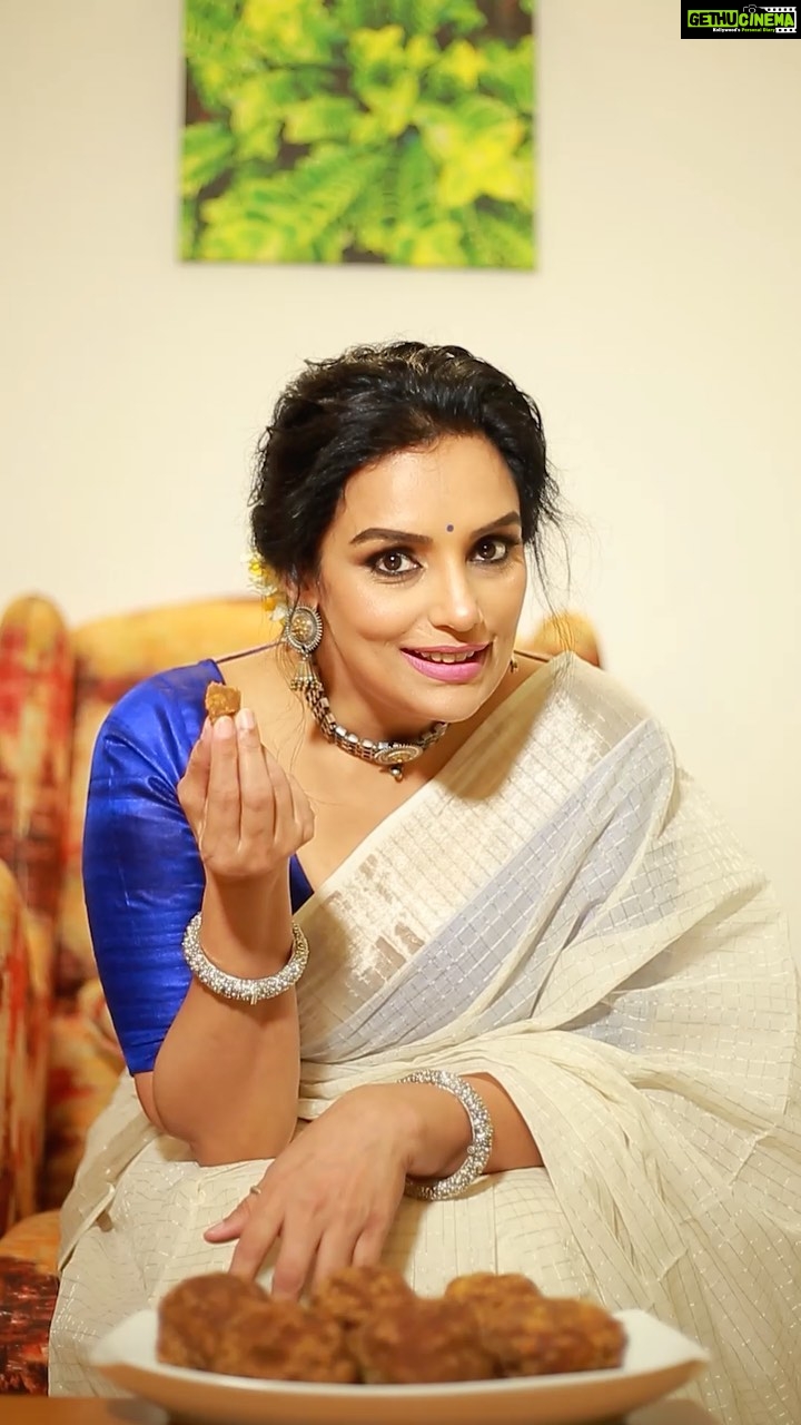 Shweta Menon Instagram - @marayoorgold #SupportSmallBusiness_ShwethaMenon ๐ ๐ฎ๐ฟ๐ฎ๐๐ผ๐ผ๐ฟ ๐๐ผ๐น๐ฑ ๐๐ฎ๐ด๐ด๐ฒ๐ฟ๐ - เดฎเดฑเดฏเตเตผ เดถเตผเดเตเดเดฐ - Fourth video from the Support Small Business Series Please support small businesses around you ๐๐ผ Much love, Shwetha Menon #shwethamenon MUA @sijanmakeupartist Stylist @sabarinathk_ Saree @khajuraho_boutique_ Jewellery @mayoorajewels_by_archana #SupportSmallBusiness #supportsmallbusinesses #ShwethaMenon #marayoorjaggery #marayoorjagerry #marayoor Marayoor