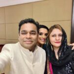 Shweta Menon Instagram - With Saira didi & @arrahman sir 💕 📸 Maestro himself #arrahman #shwethamenon #althafsinarush The Leela Palace Chennai
