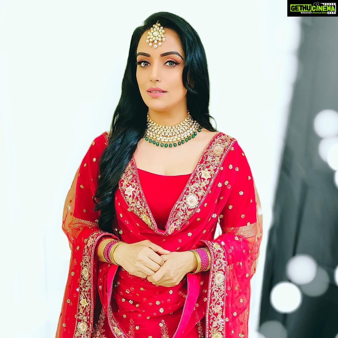 Shweta Menon Instagram - Getting my pose on 💃💃 MUA @avinash_s_chetia Stylist @sabarinathk_ Costume @elanclassics #fashion #style #stylish #love#me #cute #photooftheday #nails #hair #beauty #beautiful #instagood #pretty #swag #pink #girl #girls #eyes #design #model #dress #shoes #heels #styles #outfit #purse #jewelry #shopping #glam Kochi, India