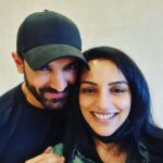 Shweta Menon Instagram – Met my old buddy @thejohnabraham at the airport 💕

#johnabraham #shwethamenon Mumbai Airport