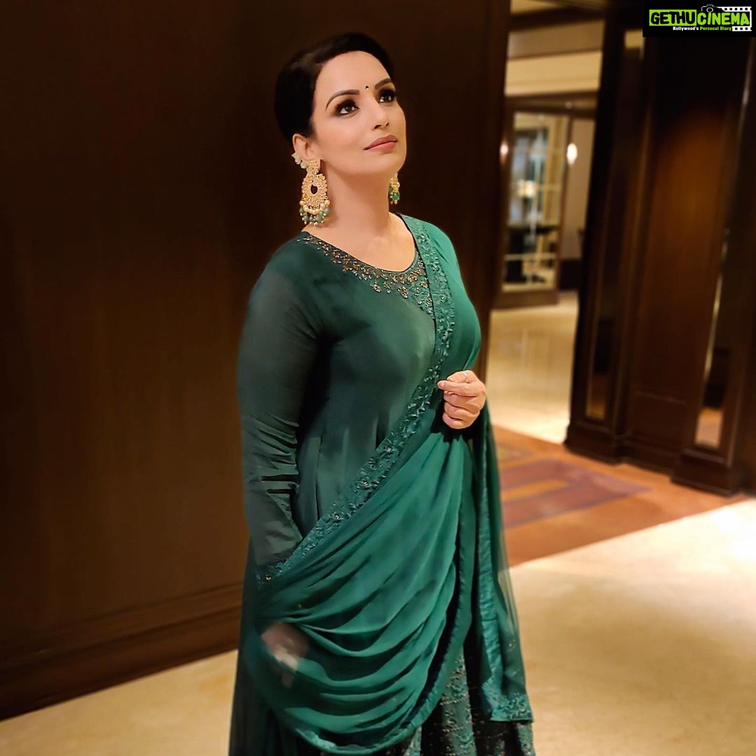 Shweta Menon Instagram - It’s time⏰ to look prettier than the last selfie💁 MUA @avinash_s_chetia Stylist @sabarinathk_ Costume @silkycalicut . . . . . . . #girl #dream #become #Women #woman #cute #courage #goal #vision #inspirational #motivate #inspire #chennai #selfie #time #look #prettier #attractive #confidence The Leela Palace Chennai