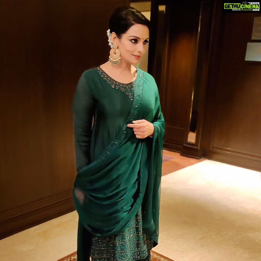 Shweta Menon Instagram - It’s time⏰ to look prettier than the last selfie💁 MUA @avinash_s_chetia Stylist @sabarinathk_ Costume @silkycalicut . . . . . . . #girl #dream #become #Women #woman #cute #courage #goal #vision #inspirational #motivate #inspire #chennai #selfie #time #look #prettier #attractive #confidence The Leela Palace Chennai