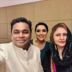 Shweta Menon Instagram - With Saira didi & @arrahman sir 💕 📸 Maestro himself #arrahman #shwethamenon #althafsinarush The Leela Palace Chennai
