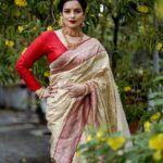 Shweta Menon Instagram - 𝐒𝐢𝐱 𝐘𝐚𝐫𝐝𝐬 𝐨𝐟 𝐒𝐡𝐞𝐞𝐫 𝐄𝐥𝐞𝐠𝐚𝐧𝐜𝐞…!! #Shwethamenon . Camera @arun_0fficial . MUA @nagesh_makeupartist . Saree @elanclassics . Blouse & Stylist @sabarinathk_ . . .