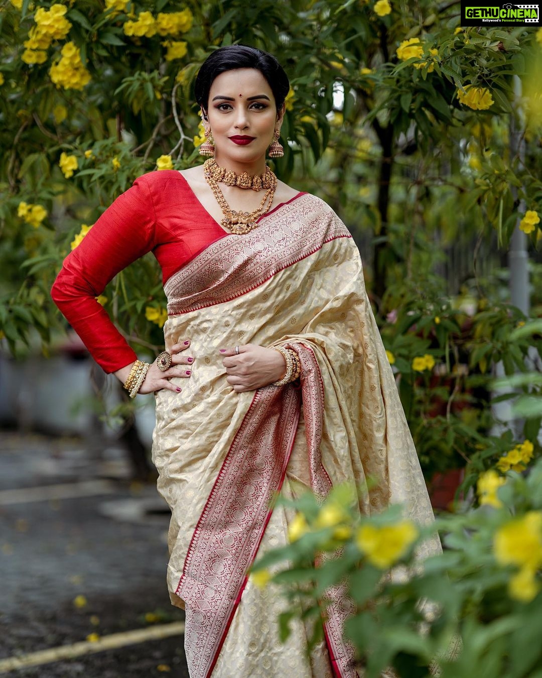 Shweta Menon Instagram - 𝐒𝐢𝐱 𝐘𝐚𝐫𝐝𝐬 𝐨𝐟 𝐒𝐡𝐞𝐞𝐫 𝐄𝐥𝐞𝐠𝐚𝐧𝐜𝐞…!! #Shwethamenon . Camera @arun_0fficial . MUA @nagesh_makeupartist . Saree @elanclassics . Blouse & Stylist @sabarinathk_ . . .
