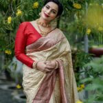 Shweta Menon Instagram – 𝐒𝐢𝐱 𝐘𝐚𝐫𝐝𝐬 𝐨𝐟 𝐒𝐡𝐞𝐞𝐫 𝐄𝐥𝐞𝐠𝐚𝐧𝐜𝐞…!!
#Shwethamenon 
.
Camera @arun_0fficial 
.
MUA @nagesh_makeupartist 
.
Saree @elanclassics 
.
Blouse & Stylist @sabarinathk_
.
.
.