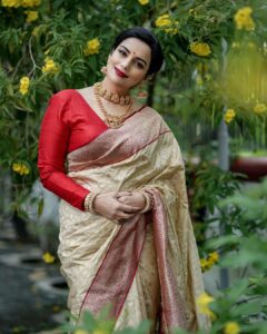 Shweta Menon Instagram - 𝐒𝐢𝐱 𝐘𝐚𝐫𝐝𝐬 𝐨𝐟 𝐒𝐡𝐞𝐞𝐫 𝐄𝐥𝐞𝐠𝐚𝐧𝐜𝐞…!! #Shwethamenon . Camera @arun_0fficial . MUA @nagesh_makeupartist . Saree @elanclassics . Blouse & Stylist @sabarinathk_ . . .