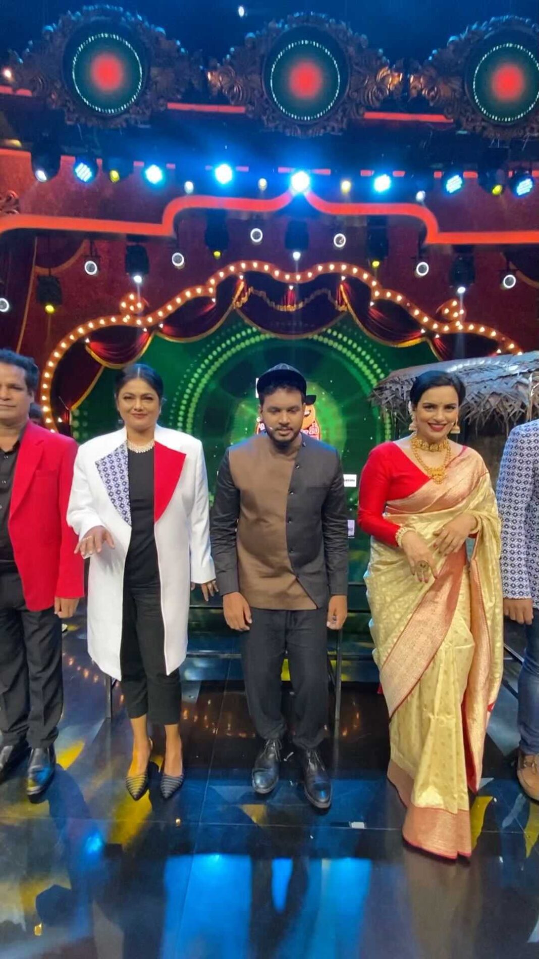 Shweta Menon Instagram - കാതൽ മണ്ണെണ്ണ ഞാനും മണ്ണെണ്ണ എല്ലാര്ക്കും മണ്ണെണ്ണ നല്ല വരികൾ 😌 . Ippom njan aarayi🥲 . Pavam @pillai_manju chechi matre lesham sneham olloo🥰 . Oru blooper aparatha . #shwethamenon #karthiksurya #bumperchiri #malayalam #dance Mazhavil Manorama Studio