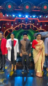 Shweta Menon Instagram - കാതൽ മണ്ണെണ്ണ ഞാനും മണ്ണെണ്ണ എല്ലാര്ക്കും മണ്ണെണ്ണ നല്ല വരികൾ 😌
.
Ippom njan aarayi🥲 
.
Pavam @pillai_manju chechi matre lesham sneham olloo🥰
.
Oru blooper aparatha
.
#shwethamenon #karthiksurya #bumperchiri #malayalam #dance