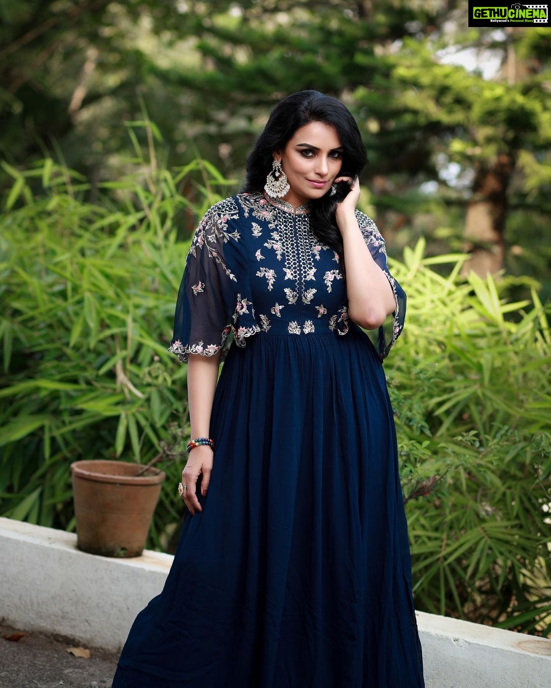 Shweta Menon Instagram - Happy Valentine’s Day 💝 #shwethamenon #valentineday Camera @akhil_photography_tvm MUA @mukeshmuralimakeover Stylist @sabarinathk_ Costume @ladies_planet_ Jewellery @mayoorajewels_by_archana Trivandrum, India