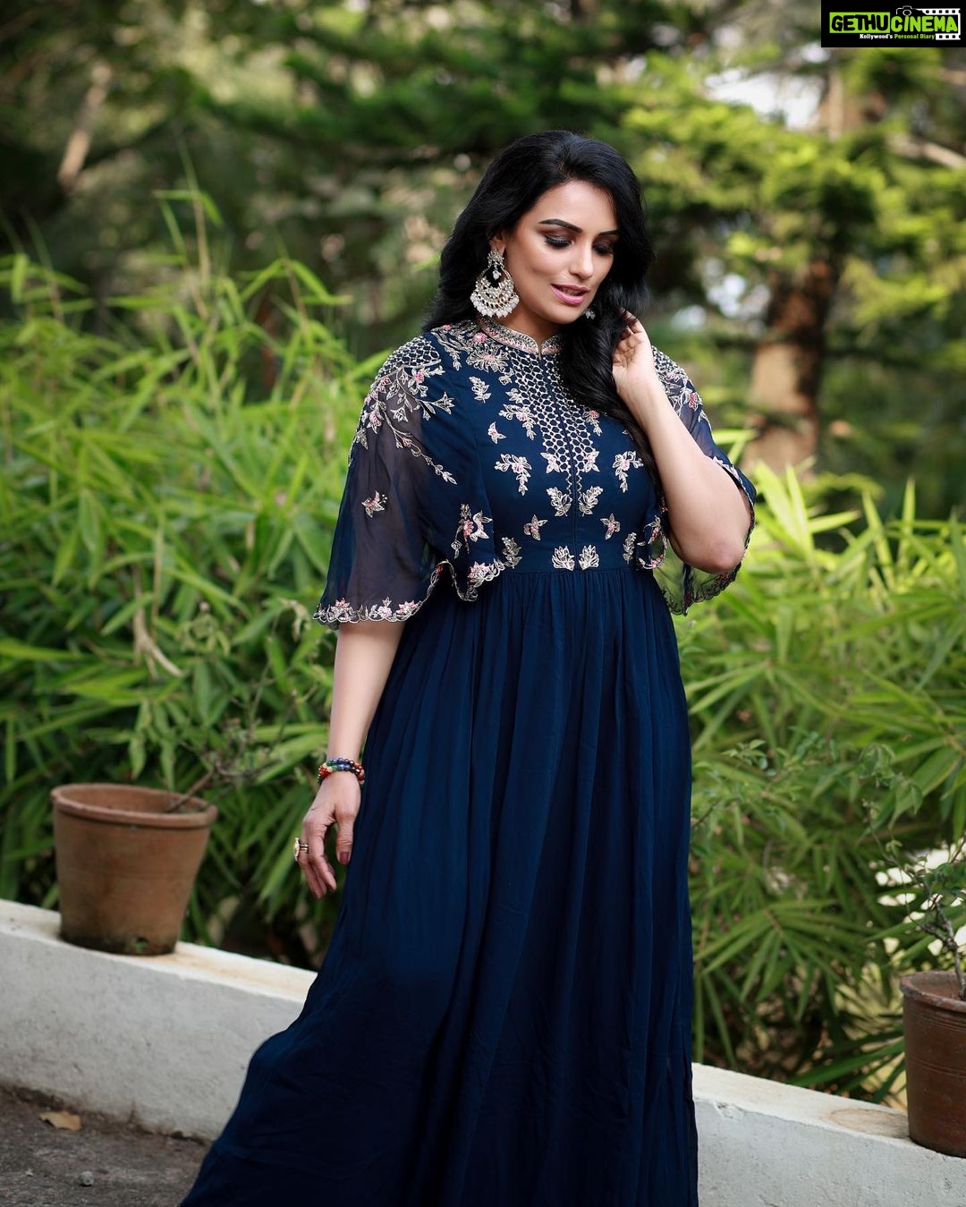 Shweta Menon Instagram - Happy Valentine’s Day 💝 #shwethamenon #valentineday Camera @akhil_photography_tvm MUA @mukeshmuralimakeover Stylist @sabarinathk_ Costume @ladies_planet_ Jewellery @mayoorajewels_by_archana Trivandrum, India