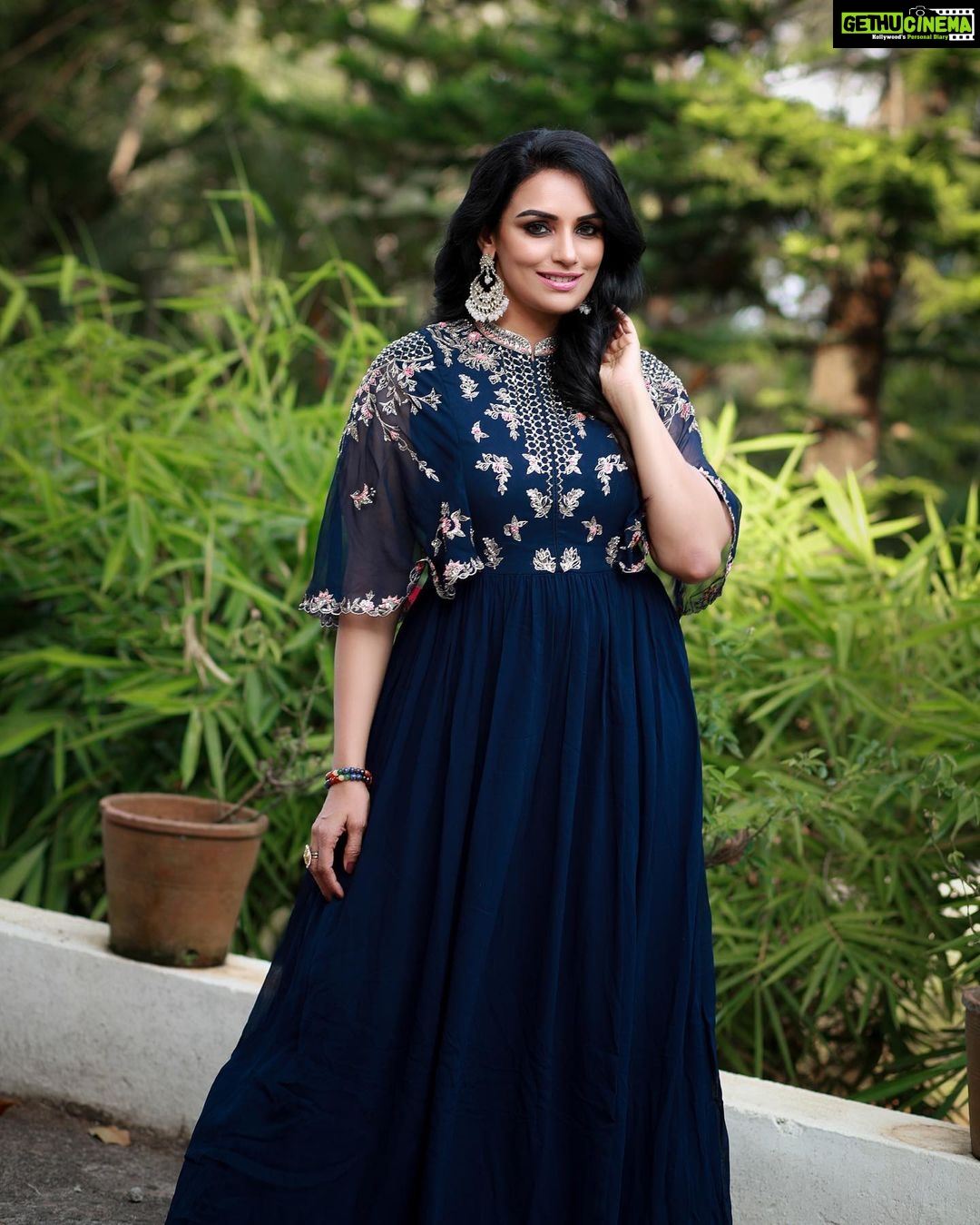Shweta Menon Instagram - Happy Valentine’s Day 💝 #shwethamenon #valentineday Camera @akhil_photography_tvm MUA @mukeshmuralimakeover Stylist @sabarinathk_ Costume @ladies_planet_ Jewellery @mayoorajewels_by_archana Trivandrum, India