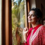 Shweta Menon Instagram - Happy new year 💗 @shwetha_menon Camera @mjwedding_media . MUA @sijanmakeupartist . Stylist @sabarinathk_ . Costume @silkycalicut Thrissur
