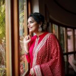 Shweta Menon Instagram - Last few years really feels like the #STR & #venkatprabhu movie #Maanadu New variant of Covid coming, then lockdown, then slowly things getting back to normal, then again #repeat - that’s the loop we all are in 🤨 I seriously hope this new year takes all of us safely out of this endless loop & pandemic situation gets over 🙏🏼 Happy new year 💗 @shwetha_menon Camera @mjwedding_media . MUA @sijanmakeupartist . Stylist @sabarinathk_ . Costume @silkycalicut Thrissur