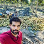 Sibi Sathyaraj Instagram - Farmer Mode! #coconut #coconutfarm #coconutwater #farmer #isupportfarmers #udumalpet #pollachi #kongunadu #Sibiraj #sibisathyaraj #actorslife #lifeofanactor #விவசாயி #விவசாயம் #தமிழன்