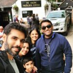 Sibi Sathyaraj Instagram - It’s gonna be more #throwback pics for now!Pic taken last year with family and my friends @alagu6 and @umasp09 in front of UK’s oldest #pub @yeoldefightingcocks where we went for a cup of #Coffee 😉! #uktrip #uktravel #Familygoals #friendshipgoals #LifeBeforeCorona #SibisTravelDiaries #photosofbritain #london #photosofengland #PhotosOfLondon #Sibiraj #sibisathyaraj #Dheeran #DheeranSibiraj #revathisibiraj #goodolddays