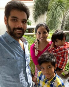 Sibi Sathyaraj Instagram - அனைவருக்கும் இனிய பொங்கல் திருநாள் மற்றும் தமிழ் புத்தாண்டு வாழ்த்துக்கள்😊🙏🏻 #Sibiraj #Sibisathyaraj #RevathiSibiraj #DheeranSibiraj #SamaranSibiraj #pongal #பொங்கல் #Familygoals #festival #TamilCinema #lifeofanactor #actor #தமிழன்
