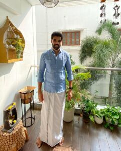 Sibi Sathyaraj Instagram - அனைவருக்கும் இனிய பொங்கல் திருநாள் மற்றும் தமிழ் புத்தாண்டு வாழ்த்துக்கள்😊🙏🏻 #Sibiraj #Sibisathyaraj #RevathiSibiraj #DheeranSibiraj #SamaranSibiraj #pongal #பொங்கல் #Familygoals #festival #TamilCinema #lifeofanactor #actor #தமிழன்