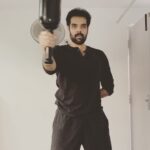 Sibi Sathyaraj Instagram – Back to our roots! #karalakattai #clubbelltraining #clubbell #clubbellstrength #mgr #Sibiraj #Sibisathyaraj #Sathyaraj #தமிழன்