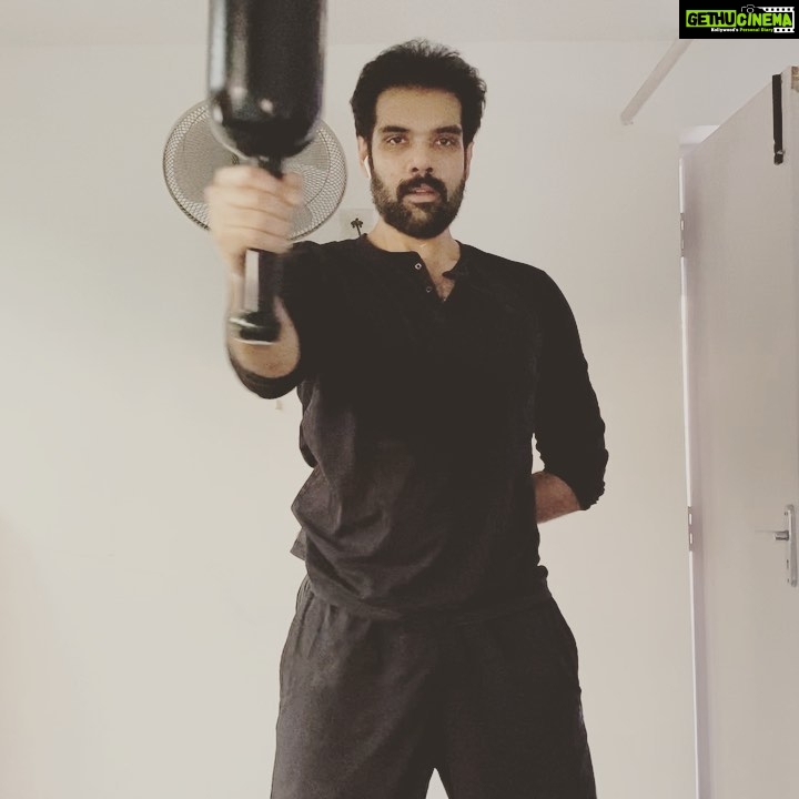 Sibi Sathyaraj Instagram - Back to our roots! #karalakattai #clubbelltraining #clubbell #clubbellstrength #mgr #Sibiraj #Sibisathyaraj #Sathyaraj #தமிழன்