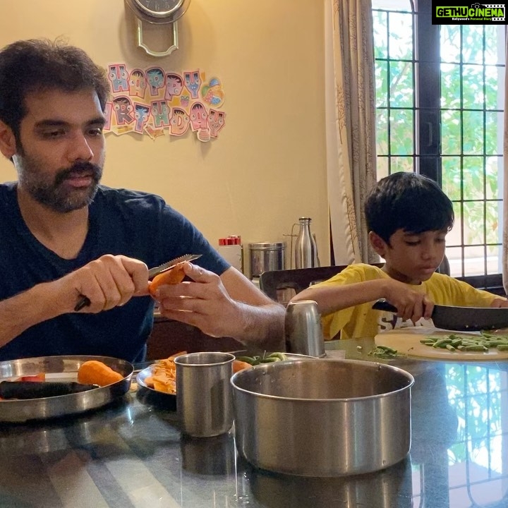 Sibi Sathyaraj Instagram - Making use of all the free time! #LifeSkills #CoronaLockdown #Cooking #Masterchef #Carrots #Beans #VegetableBriyani #SurvivalMode #Sibiraj #Sibisathyaraj