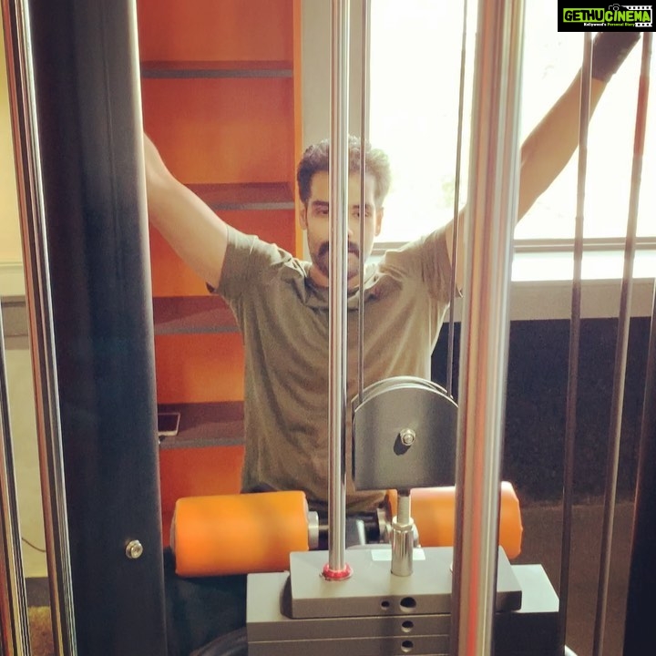 Sibi Sathyaraj Instagram - When your trainer decides to invent a new workout using you! @navin_krubhakar @revoke_gym #SibisVerticalPulls #gymmotivation #workout #nopainnogain #Sibiraj #sibisathyaraj