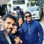 Sibi Sathyaraj Instagram - In front of England’s oldest pub! Nice Coffee ☕️ 😇 @alagu6 @umasp09 #yeoldefightingcocks #London #Uk #greatbritian #photosofbritain #Familygoals #Funwithfriends #uktrip2019 #coffee