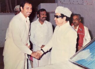 Sibi Sathyaraj Instagram - Happy to share appa’s Fanboy moment when Puratchi Thalaiver came to Coimbatore for my aunts’ wedding in 1987..This picture was taken when Appa went to the airport to receive him..When Appa invited him for the wedding he was skeptical if he would come..But Thalaiver surprised everyone by making it to the wedding..It was an unforgettable moment for the whole family. #MGR #PuratchiThalaiver #ChiefMinister #Sathyaraj #PuratchiTamilan #FanMoment #Coimbatore #puratchithalaivarmgr #throwback #throwbackpic #memoriesforlife