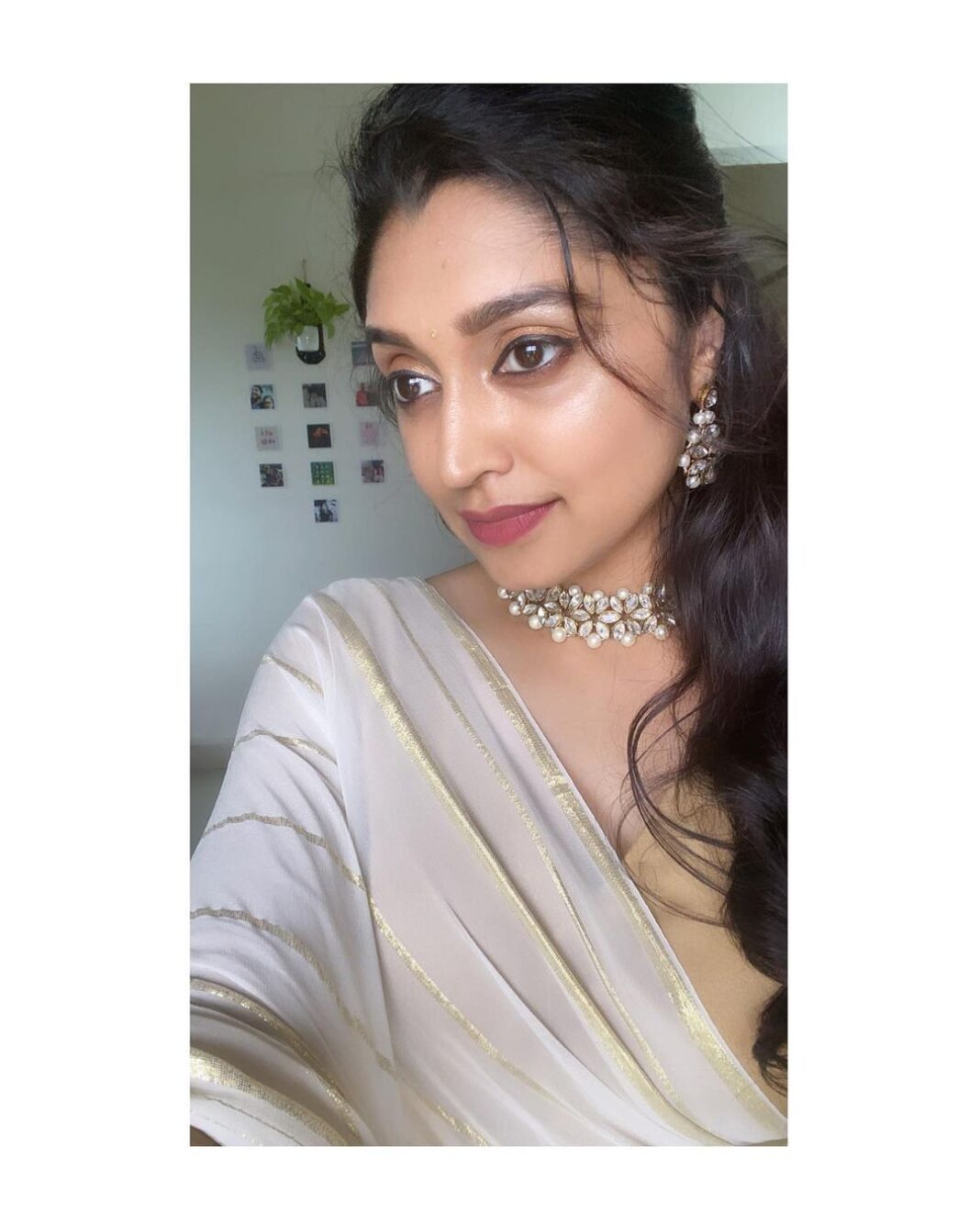 Sija Rose Instagram - Getting into the Onam vibe! ✨ . Have a safe celebration . Attire: @khajuraho_boutique_ Dolled by : @makeupbychristeena Thank you @keepitstylish_by_ammu 🥰 📷: when mom tries her best in capturing me . #onamvanalo #Kodiuduthallo #unnichaadimaranjallo #instafashion #sijarose #saree