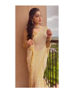 Sija Rose Instagram - Getting into the Onam vibe! ✨
.
Have a safe celebration 
.
Attire: @khajuraho_boutique_ 
Dolled by : @makeupbychristeena 
Thank you @keepitstylish_by_ammu 🥰
📷: when mom tries her best in capturing me
.
#onamvanalo #Kodiuduthallo #unnichaadimaranjallo 

#instafashion #sijarose #saree
