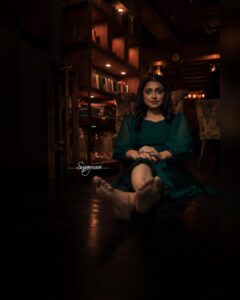 Sija Rose Instagram - Swipe left to a tough leg day . . Concept and photography 📸 @sujay_nair Stylist @instyle_by_an Costume @ganga_priyadarsini Retouch @sujay_nair Makeup @nobles_makeover Bts @a_ji_menon Asst cam bijo_c_paulose . Thank you @edam_art_cafe for your warm welcome . #pacha #photography #picoftheday #handupintheair #smokyeyes #kannama #bottlegreendress #kohleyes #antique #vintage #beyou