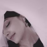 Sija Rose Instagram - Gulabo.... Zara itr gira do . Not so Gulabo.. Swipe 👉 . Adorned @shrishti__jewels . #selfies #gulabi #wingedeyeliner #trysomethingnew #selflove #makeup #90s #gulabo #nykkalipstick #nykka #earrings #jewels #silverjewelry #antique #kannama #kanmani #appleofmyeye #dangleearrings #danglingearrings