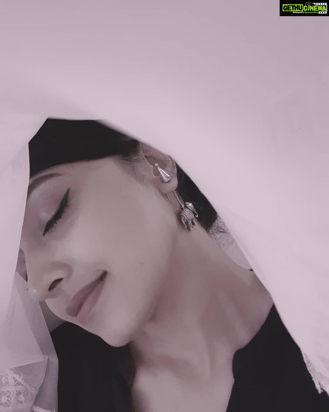 Sija Rose Instagram - Gulabo.... Zara itr gira do . Not so Gulabo.. Swipe π . Adorned @shrishti__jewels . #selfies #gulabi #wingedeyeliner #trysomethingnew #selflove #makeup #90s #gulabo #nykkalipstick #nykka #earrings #jewels #silverjewelry #antique #kannama #kanmani #appleofmyeye #dangleearrings #danglingearrings