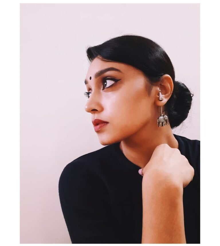Sija Rose Instagram - Dressed up at home Just to wear this earing 😆 . Thanks @shrishti__jewels for this. . Dolled up . #black #dangling #danglingearrings #makeupon #appleofmyeye #selfies #elephant #eardrop #jewels #silver #silverjewelry #kanmani #kannamma #nykaa #nykkalipstick