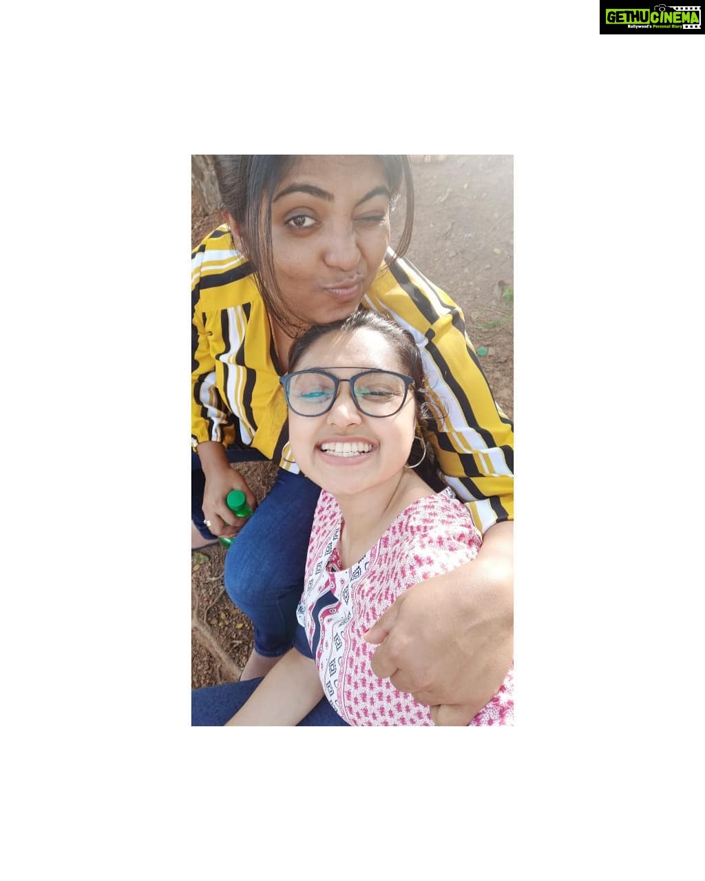 Sija Rose Instagram - It's my dum dums birthday @divya_thomas15 . That kiss.. Yaaak😂 .