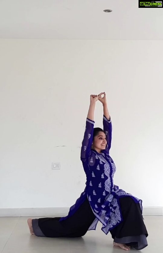 Sija Rose Instagram - A small effort by @ekthasidharth and myself choreographing to our favorite song Sreeragamo #dance #classicaldance #blue #black #homeworkout #kerala #semiclassical #pavithram #sreeragamo #mohanlal #shobana #kannamma