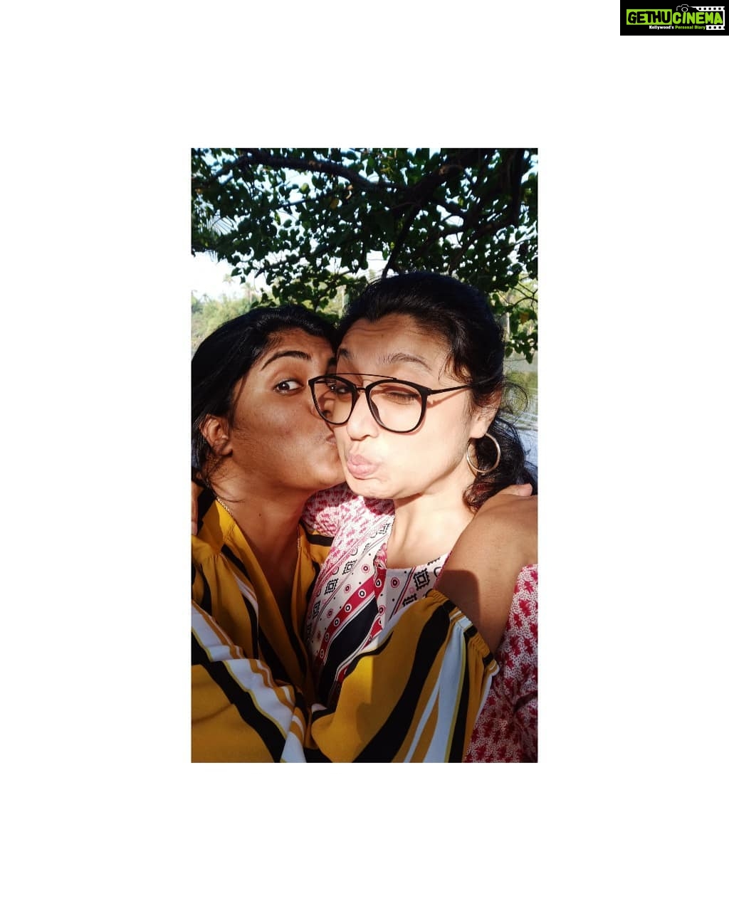 Sija Rose Instagram - It's my dum dums birthday @divya_thomas15 . That kiss.. Yaaak😂 .