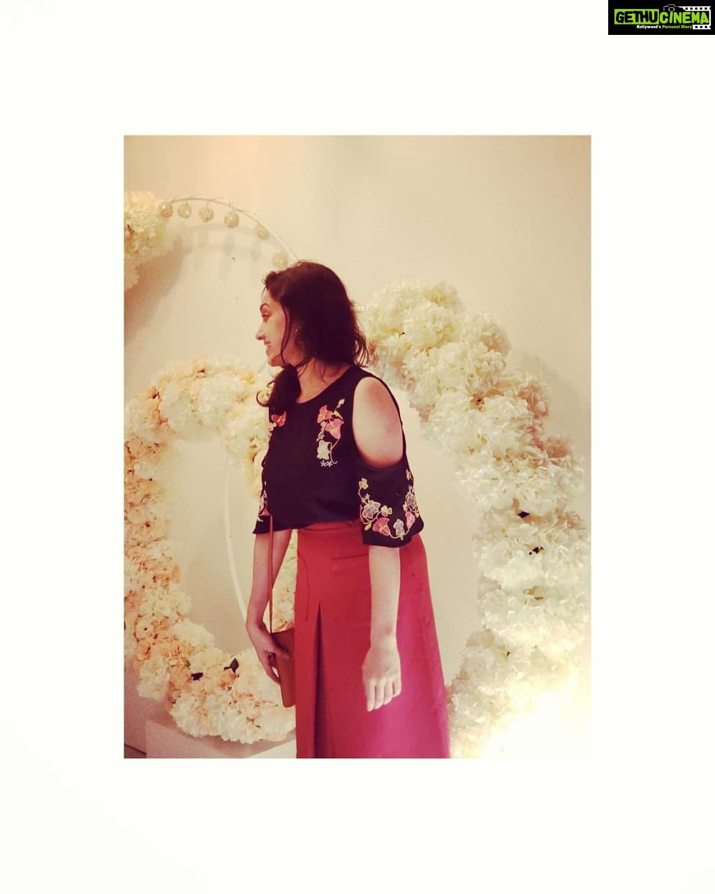 Sija Rose Instagram - Hai @pritybaleja ek snap lena . The problem is I don't stand still 🤷♀ . #goinbacktogooddays #quarantinedathome #digginggallery #appleofmyeye #kannamma #kanmani Muscat, Oman