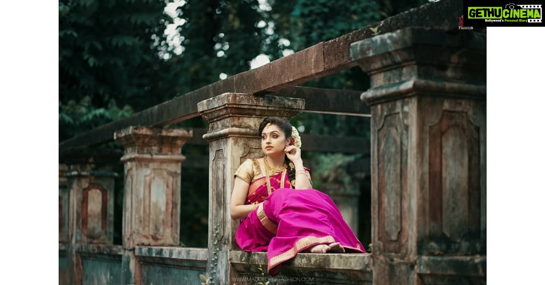 Sija Rose Instagram - Magenta : a light mauvish crimson . Why doesn't magenta appear in the rainbow? π . π· @mad_george_fashion . #traditional #magenta #saree #drapes #photooftheday #poser #kanmani #kannamma #kohleyes
